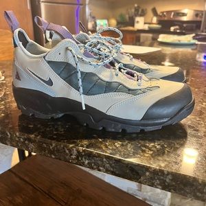 Nike Acg Air Mada in light stone mineral slate